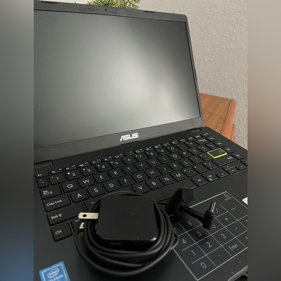 ASUS 14" FHD Laptop - Intel Processor
4GB RAM 64GB Flash Storage -Windows- Black - Picture 4 of 4